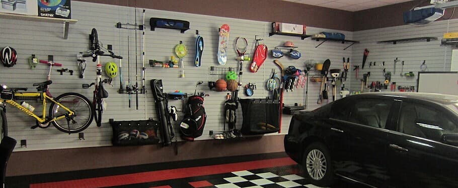 Garáž se stěnou 3wall — kolo, golf, míče i zahradní náčiní na stěně, auto se pohodlně vejde