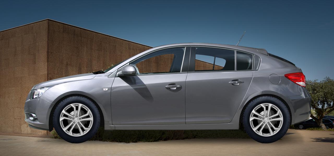 Na ilustracji: CRUZE (KL1J;CHIR), od 2011 r. – Chevrolet Cruze, poglądowa wizualizacja auta z felgami DEZENT TA silver