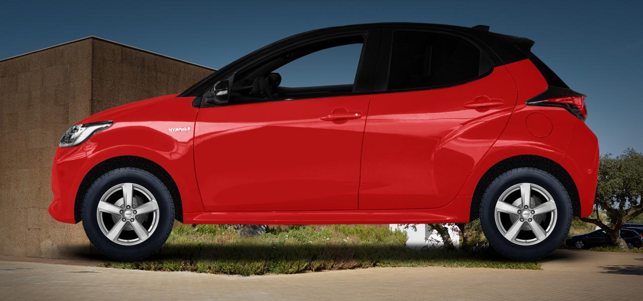 Na ilustracji: YARIS (XPA1F(EU,M);XPA1F(EUM)-TGRE), od 2020 r. – Toyota Yaris, poglądowa wizualizacja auta z felgami DEZENT TU silver