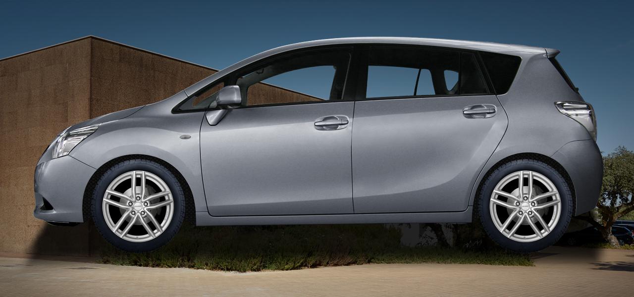 Na ilustracji: VERSO (AR2), od 2009 r. – Toyota Verso, poglądowa wizualizacja auta z felgami DEZENT TR silver