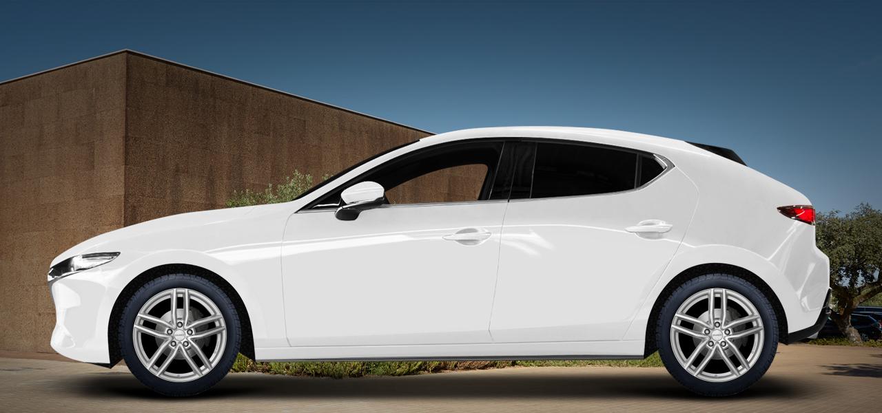 Na ilustracji: 3 (BP;BPE), od 2019 r. – Mazda 3, poglądowa wizualizacja auta z felgami DEZENT TR silver