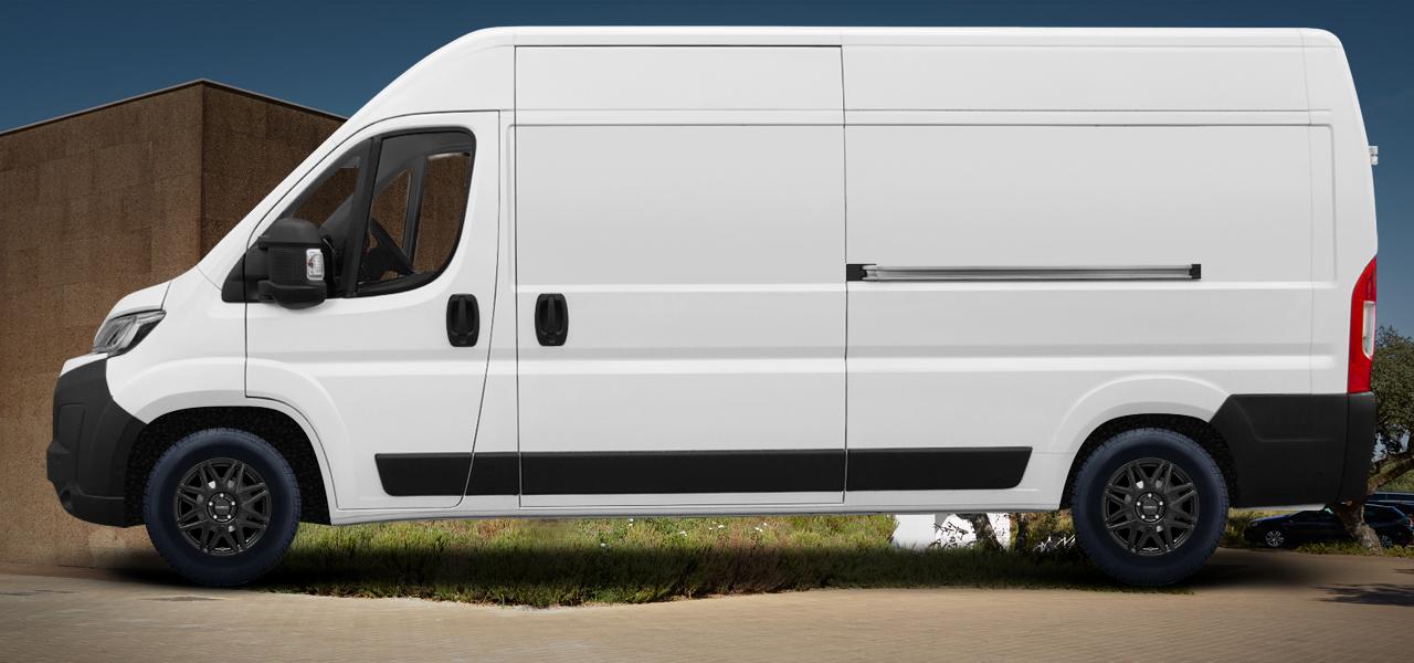 Na ilustracji: PROACE MAX (T), od 2024 r. – Toyota Proace Max, poglądowa wizualizacja auta z felgami DEZENT KH black