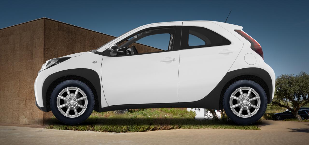 Na ilustracji: AYGO X (AB7(JP)), od 2025 r. – Toyota Aygo X, poglądowa wizualizacja auta z felgami DEZENT TN silver