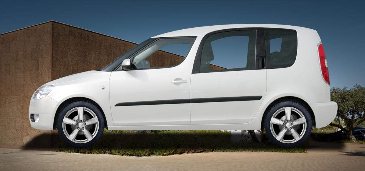 Na ilustracji: ROOMSTER (5J), od 2006 r. – Škoda Roomster, poglądowa wizualizacja auta z felgami DEZENT TU silver