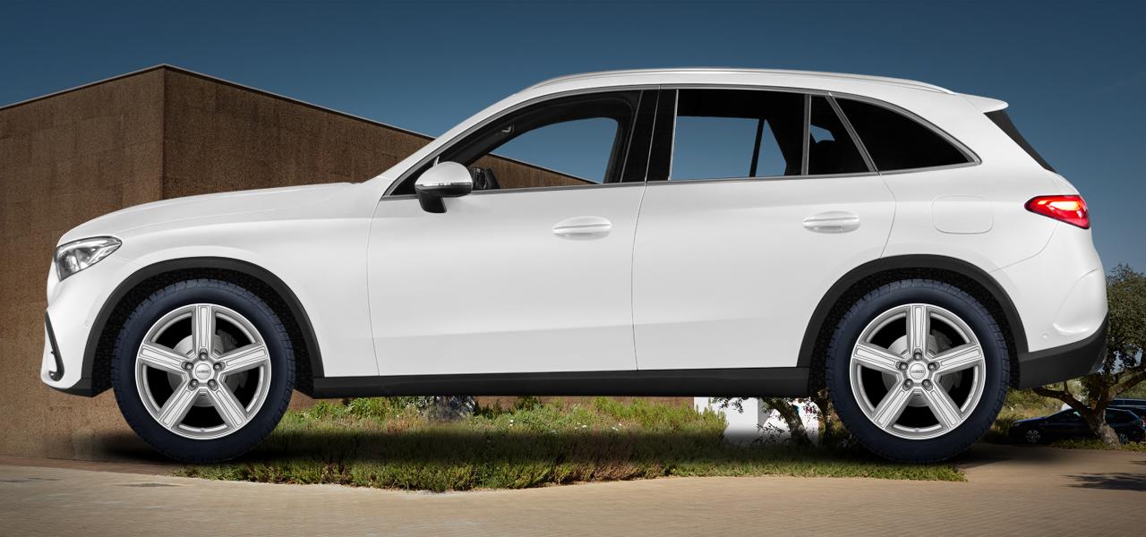 Na ilustracji: GLC (X254) (R2CGLC), od 2022 r. – Mercedes-Benz GLC, poglądowa wizualizacja auta z felgami DEZENT KG silver