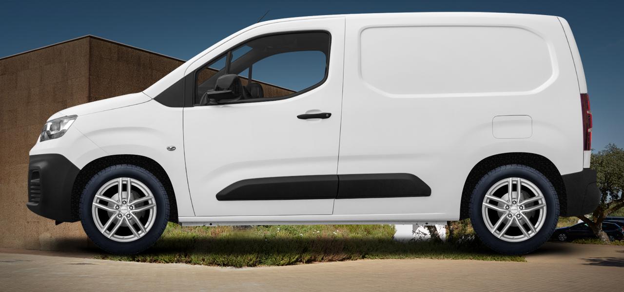 Na ilustracji: DOBLO (E), od 2022 r. – Fiat Doblo, poglądowa wizualizacja auta z felgami DEZENT TR silver