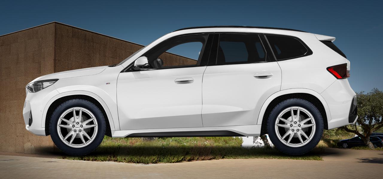 Na ilustracji: X1 (U11) (U1X), od 2022 r. – BMW X1, poglądowa wizualizacja auta z felgami DEZENT KF silver