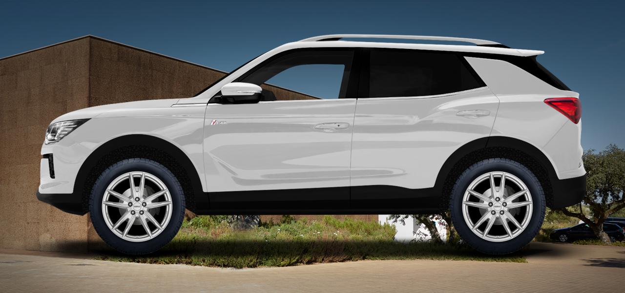 Na ilustracji: KORANDO (CW;CWN), od 2019 r. – SsangYong Korando, poglądowa wizualizacja auta z felgami DEZENT KF silver