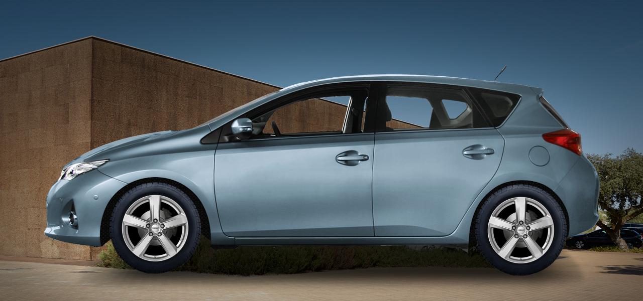 Na ilustracji: AURIS (E15UT(a);HE15U(a);E18UM(a);HE18U(a)), od 2012 r. – Toyota Auris, poglądowa wizualizacja auta z felgami DEZENT TU silver