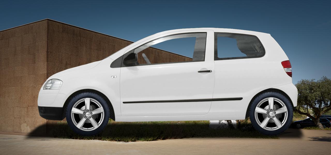 Na ilustracji: FOX (5Z), od 2003 r. – Volkswagen FOX, poglądowa wizualizacja auta z felgami DEZENT TU silver