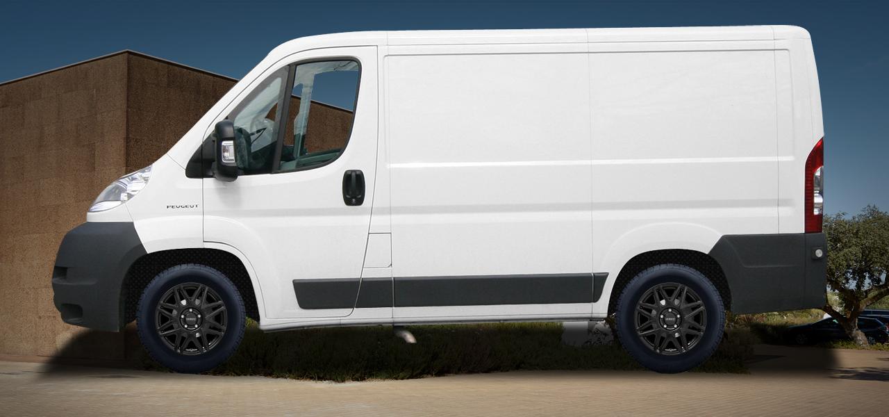 Na ilustracji: BOXER/BOXER Van (H;Y;250;250D;250L), od 2007 r. – Peugeot Boxer, poglądowa wizualizacja auta z felgami DEZENT KH black