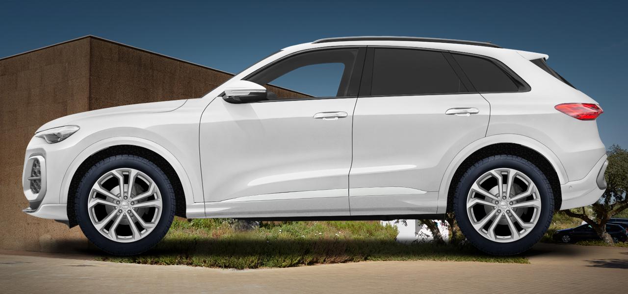 Na ilustracji: Q5 (FY), od 2024 r. – Audi Q5, poglądowa wizualizacja auta z felgami DEZENT TA silver