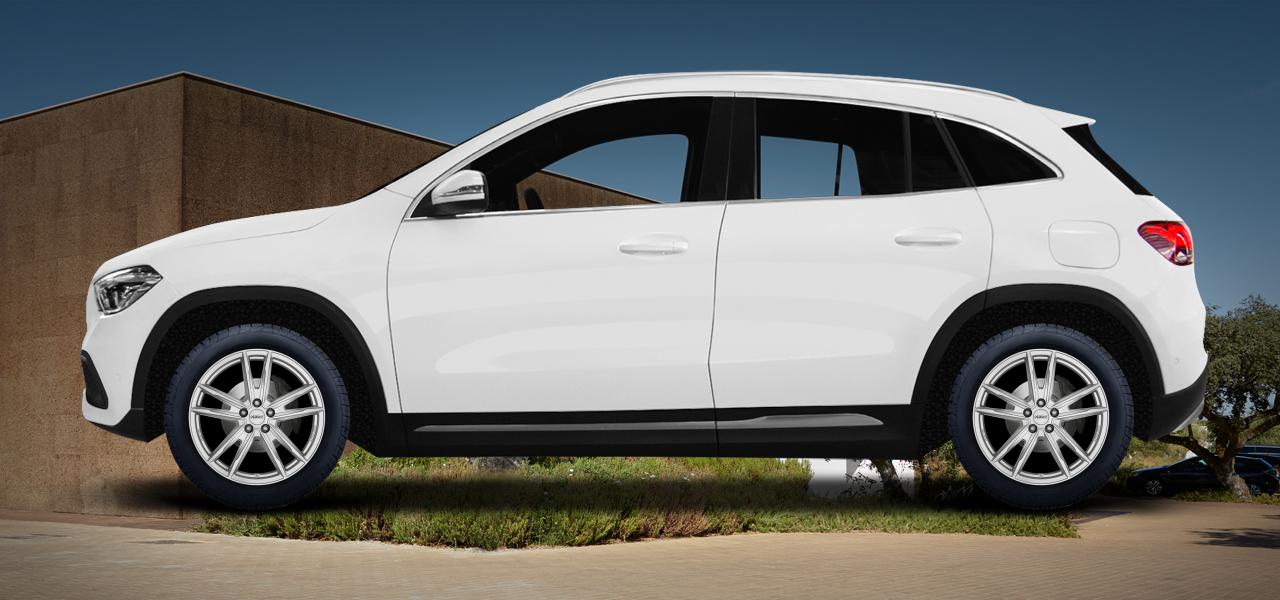 Na ilustracji: GLA (H247) (F2B), od 2020 r. – Mercedes-Benz GLA, poglądowa wizualizacja auta z felgami DEZENT KF silver