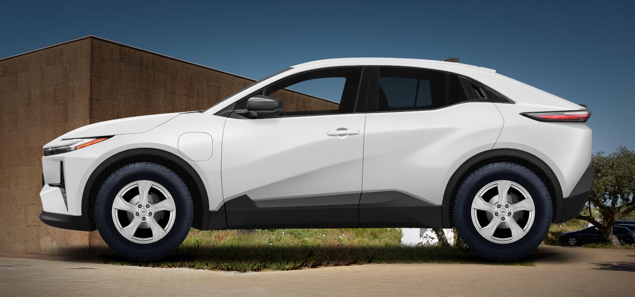Na ilustracji: C-HR+ (EKM1(M)), od 2026 r. – Toyota C-Hr, poglądowa wizualizacja auta z felgami DEZENT KB silver