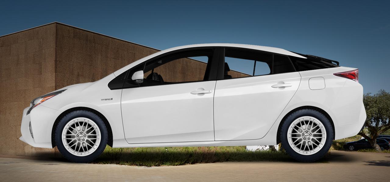 Na ilustracji: PRIUS (XW5(EU,M)), od 2015 r. – Toyota Prius, poglądowa wizualizacja auta z felgami DOTZ Bilbao blaze