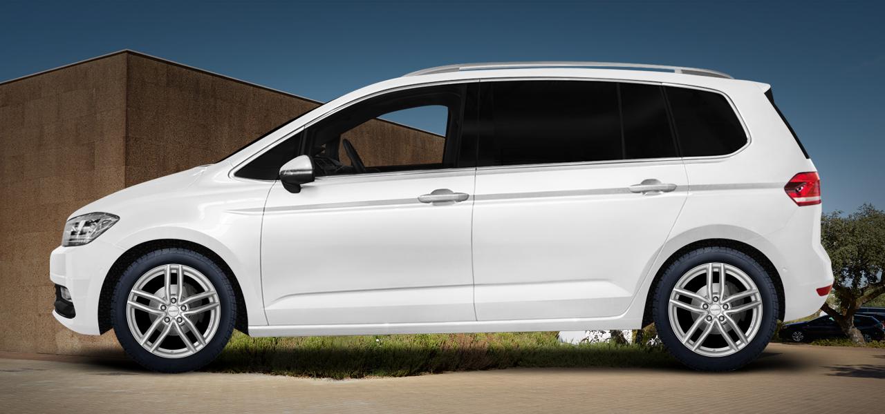 Na ilustracji: TOURAN (1T), od 2015 r. – Volkswagen Touran, poglądowa wizualizacja auta z felgami DEZENT TR silver