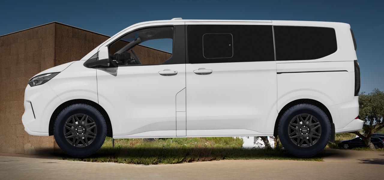 Na ilustracji: TOURNEO CUSTOM (NXN;NU4), od 2023 r. – Ford Tourneo Custom, poglądowa wizualizacja auta z felgami DEZENT KH black