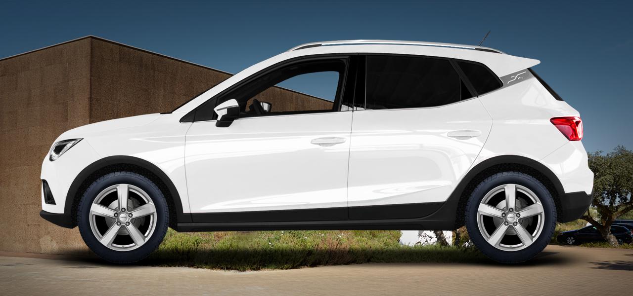 Na ilustracji: ARONA (KJ), od 2017 r. – Seat Arona, poglądowa wizualizacja auta z felgami DEZENT TU silver