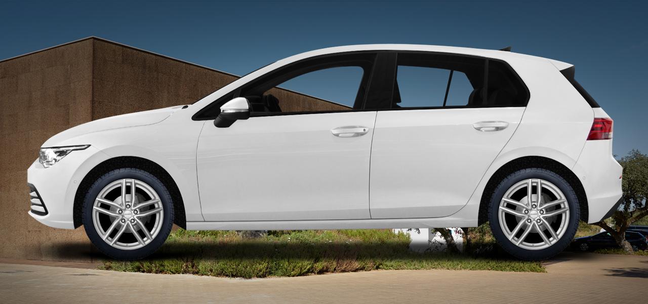 Na ilustracji: GOLF VIII (CD), od 2019 r. – Volkswagen Golf, poglądowa wizualizacja auta z felgami DEZENT TR silver