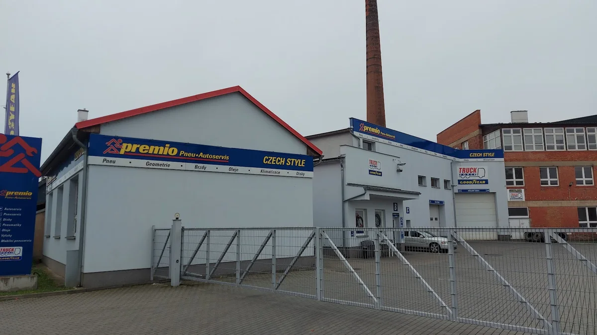 Areál CZECH STYLE v Malenovicích s cedulemi Premio Pneu+Autoservis, TruckForce a Goodyear