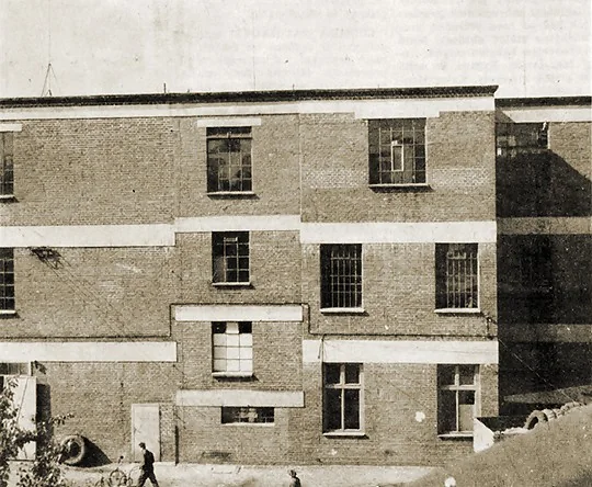 Dobový snímek původní továrny na kůže K. Staša v Malenovicích